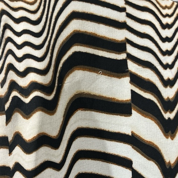 LAURA Sleeveless Blouse - Neutral Browns & Cream with Curved Line Pattern - Picture 3 of 3